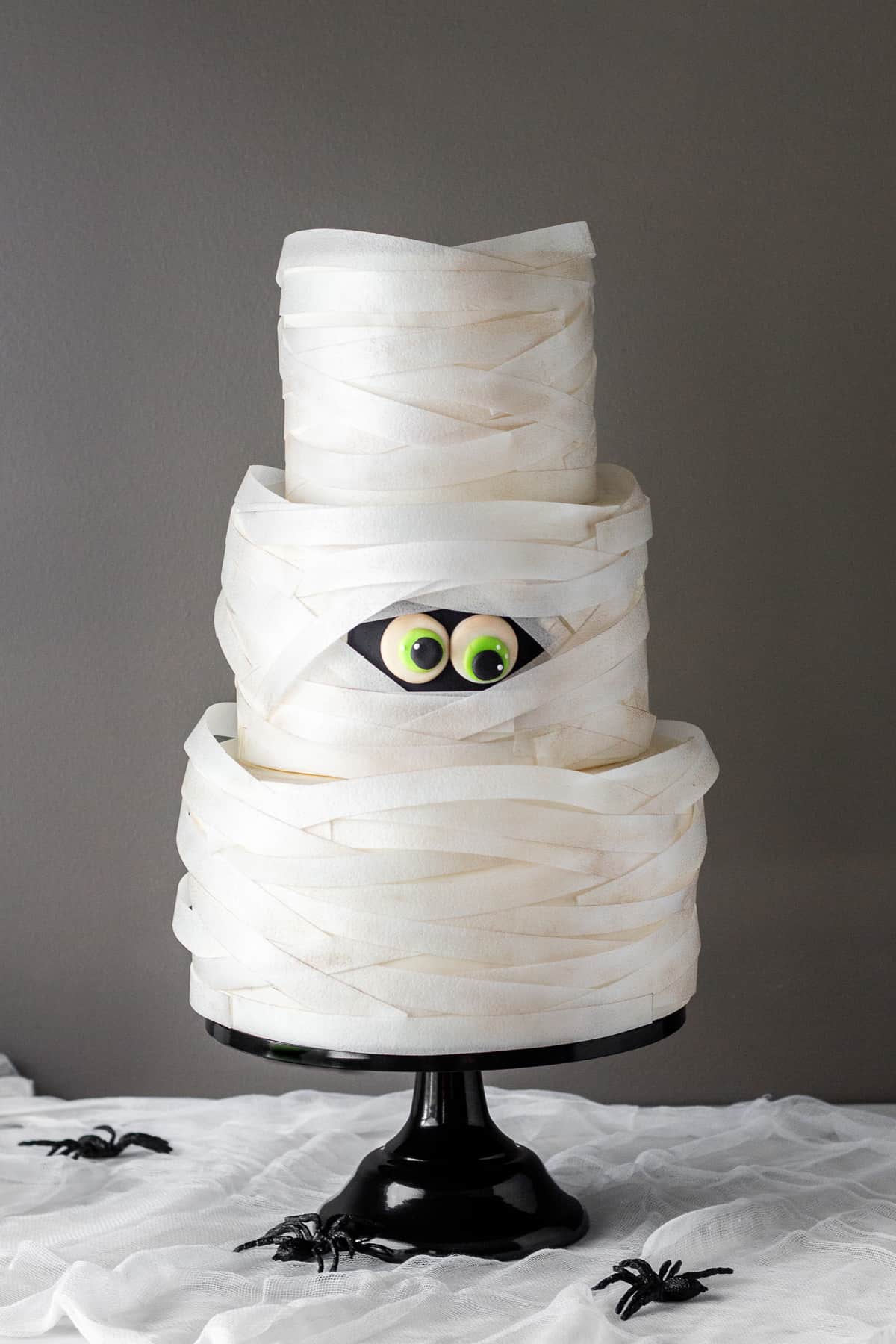 wafer paper mummy cake with fondant eyes