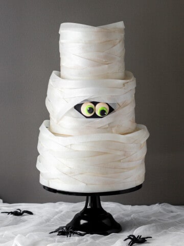 mummy cake on cake stand